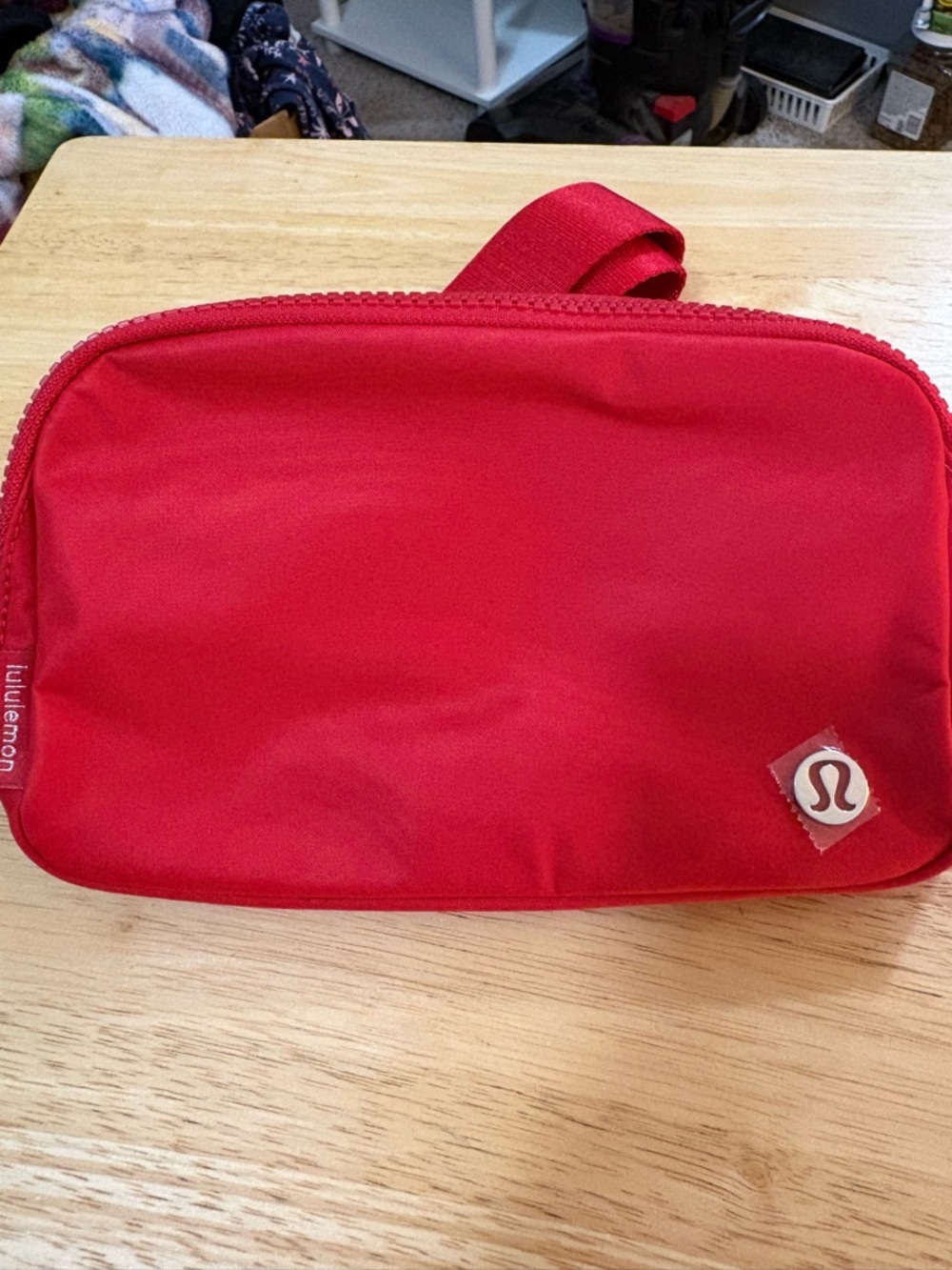 BNWT lulumon bright pink everywhere belt bag belt bag zipper pockets water resis